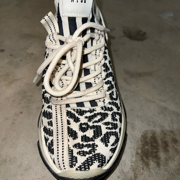 Steve Madden!/ runs a half size small - Picture 3 of 4